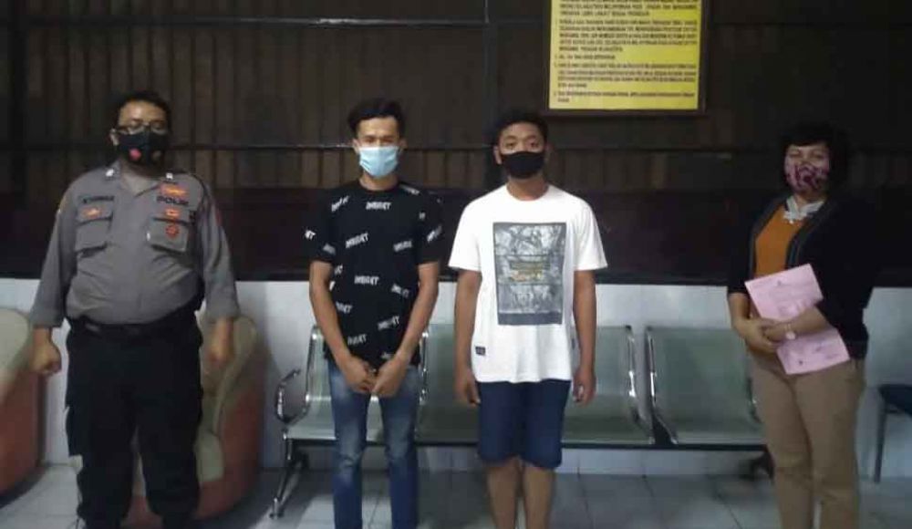 Beni Risdiyanto (29) dan Dimas Aprilian (19) saat diamankan di Polrestabes Surabaya.
