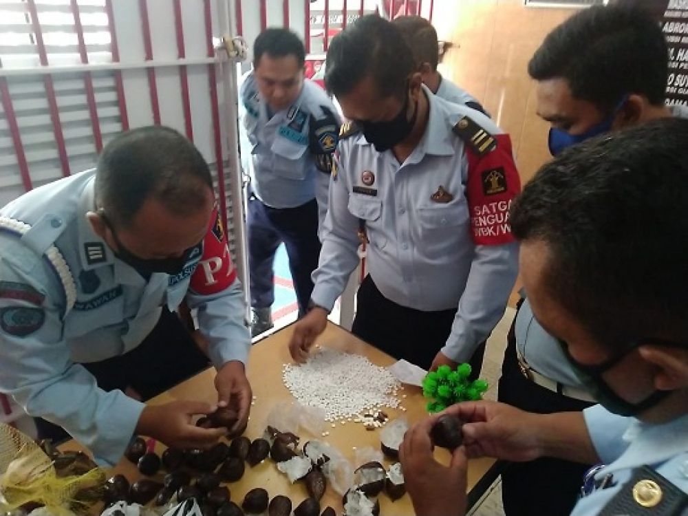 Ribuan pil yang dimasukkan dalam kulit buah salak saat diperiksa petygas Lapas Kelas IIB Jombang. (SP/M. Yusuf)