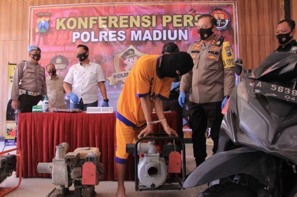Pelaku saat memperagakan saat mencuri mesin pompa air saat rilis.