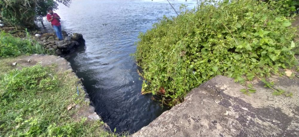Saluran air tempat PT Bumi Subur diduga membuang limbah. SP/lim