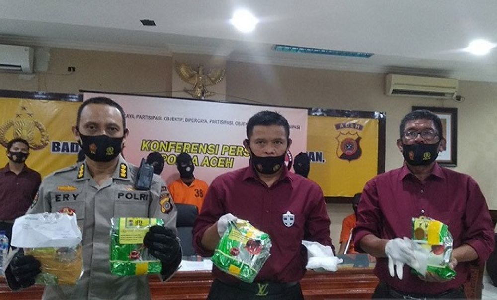 Kepala Bidang Humas Polda Aceh Ery Apriyono (kiri) Direktur Reserse Narkoba Polda Aceh Kombes Pol Ade Sapari (tengah) memperlihatkan barang bukti sabu-sabu di Mapolda Aceh di Banda Aceh, Kamis (27/8/2020).