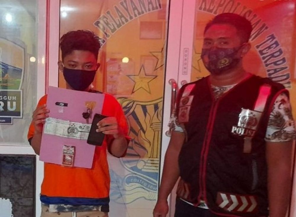 Muhammad Salam saat diamankan di Polsek Balongpanggang setelah kedapatan menyimpan sabu di jok motornya. 