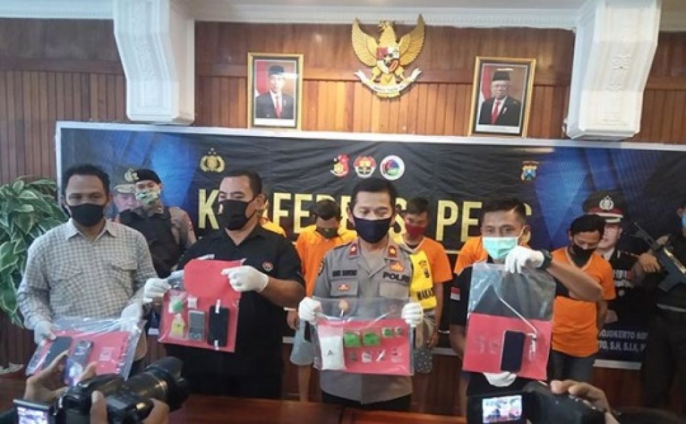 Polres Mojokerto Kota merilis kasus peredaran sabu hijau. Inzet barang bukti sabu hijau, sabu putih dan pil koplo yang diamankan dari para tersangka.
