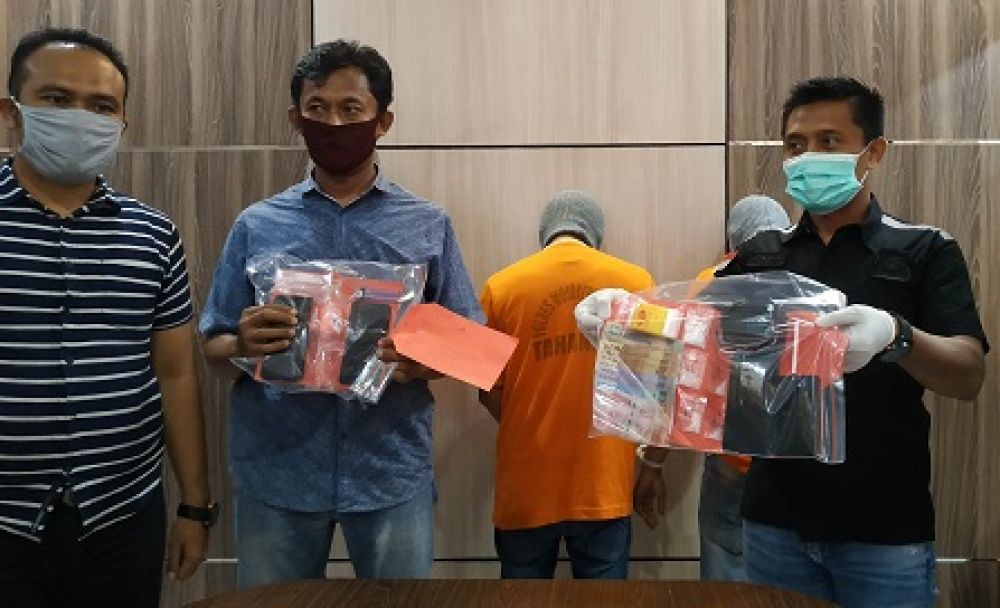Petugas menunjukkan barang bukti dan para tersangka dalam rilis di Polresta Mojokerto.