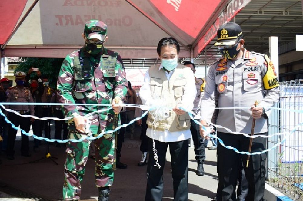 Wakil Bupati Sidoarjo Nur Ahmad Syaifuddin (tengah), Dandim 0816 Sidoarjo Letkol Inf. Muhammad Iswan Nusi (kiri) dan Kapolresta Sidoarjo Kombes Pol. Sumardji (kanan) saat melaunching Satpas Tangguh Semeru, Rabu (17/6). SP/sg