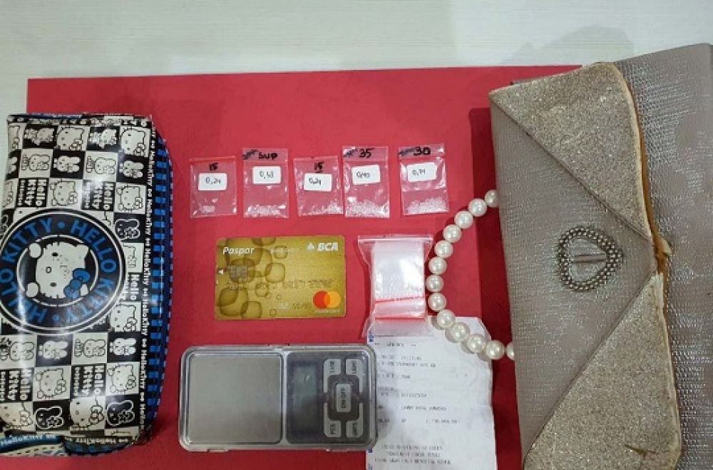 Barang bukti yang berhasil disita polisi dari penangkapan tersangka.