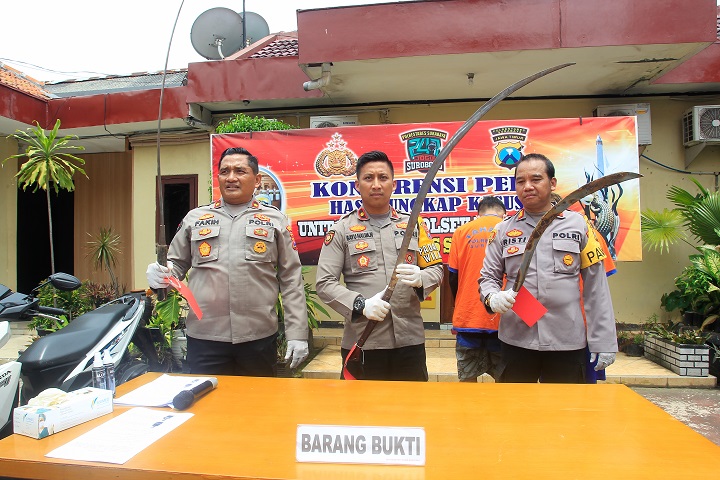 Polisi menunjukkan senjata tajam jenis clurit yang digunakan para pelaku. SP/Ariandi