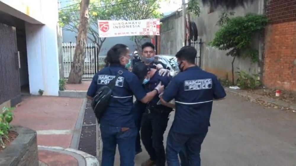 Petugas menangkap F, tersangka peracik sekaligus penjaja narkoba. 