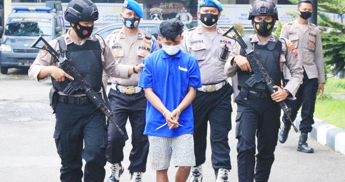 TH, remaja pelaku pembunuhan saat digelandang petugas. 