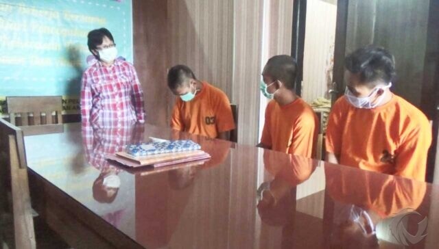 Ketiga tersangka saat menjalani pemeriksaan di Polres Nganjuk. 