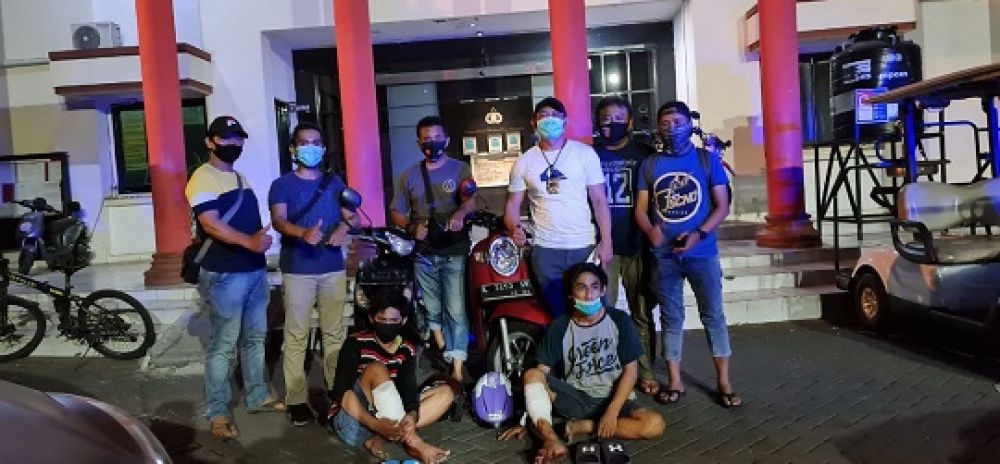 2 maling motor diamankan Satreskrim Polrestabes Surabaya usai dilumpuhkan karena mencoba kabur dan melawan saat diamankan. SP/Septyan