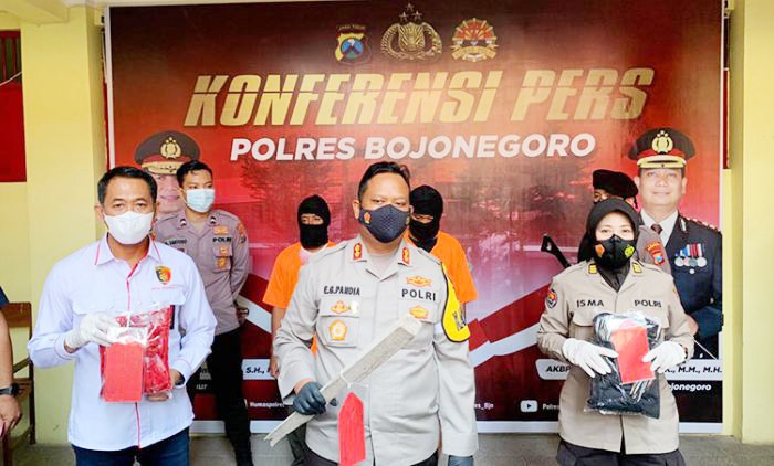 Kapolres Bojonegoro AKBP Eva Guna Pandia menunjukkan barang bukti balok kayu yang digunakan para pelaku untuk menganiaya korban.