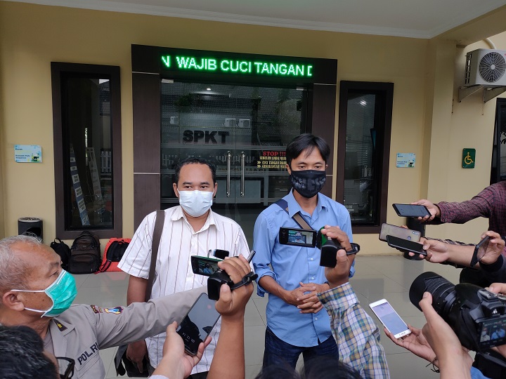 Perwakilan Kontras (kiri) dan Ketua AJI Surabaya (kanan) usai melapor ke Polda Jatim. SP/Hendarwanto