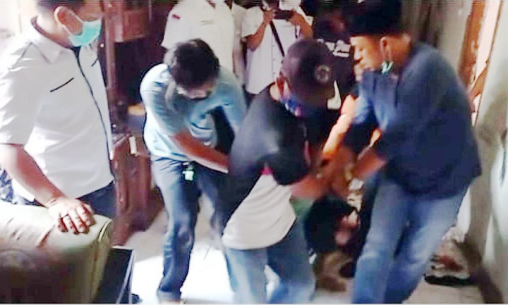 Proses evakuasi pelaku dari dalam rumah korban. 