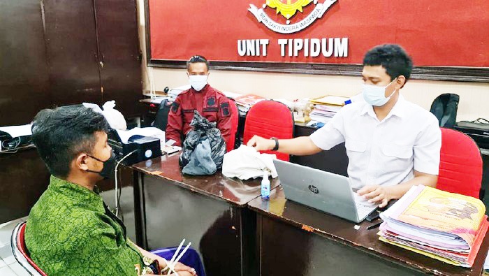 Pelaku pembacokan saat menjalani pemeriksaan oleh penyidik. 