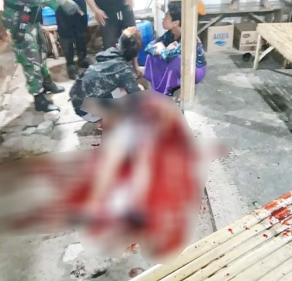 Korban tewas bersimbah darah usai dibacok pelaku pada Senin (28/12) malam. SP/Lim