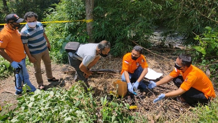  Polisi melakukan olah TKP di lokasi penemuan jasad bayi.