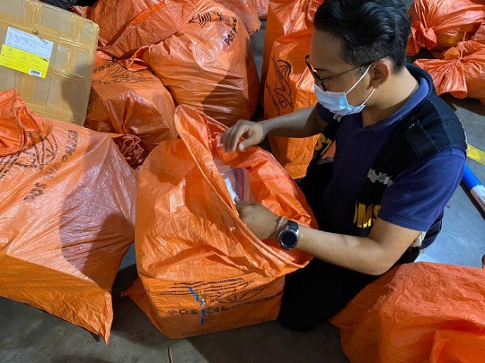 Petugas Bea Cukai Juanda memeriksa kiriman rokok ilegal