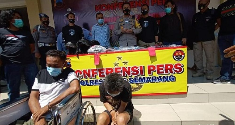 Polisi menggelar jumpa pers kasus pembobolan ATM di Mapolrestabes Semarang, Kamis (17/9). 