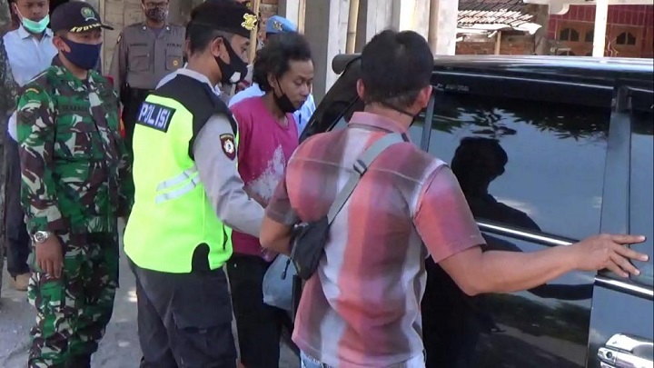 Polisi mengamankan Novi Eko Mulyawan (39), pelaku penusukan  ke mapolsek Lembeyan. 