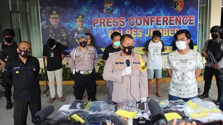 Wakapolres Jember Kompol Windy Syafuta saat rilis di Mapolres Jember, Minggu (25/10/2020). 