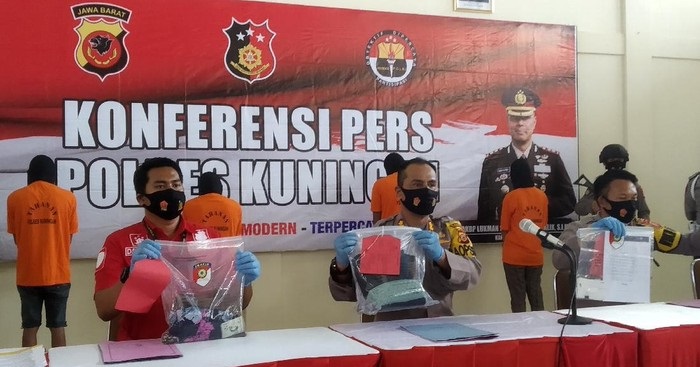 Polisi menunjukkan barang bukti dan keempat pemuda pelaku pemerkosaan.