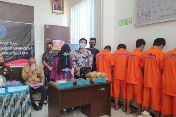 BNNP Sulsel menunjukkan barang bukti dan para tersangka dalam yang berhasil diamankan petugas.