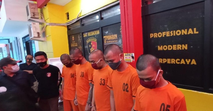 Para tersangka pengeroyokan Yogi Bisma saat diamankan. Akibat ulah para pelaku, korban meninggal dunia. 