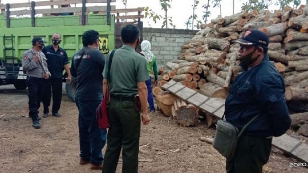 Petugas saat melakukan penggerebekan di Gudang di dusun Kaliwungu. 