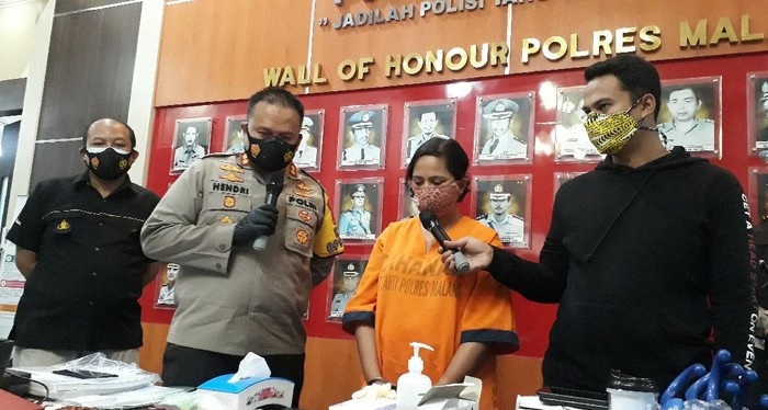 Kapolres Malang AKBP Hendri Umar menunjukkan tersangka dan barang bukti kasus investasi bodong. 