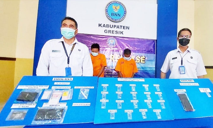 Badan Narkotika Nasional (BNN) Kabupaten Gersik menunjukkan barang bukti dan para pelaku saat rilis.