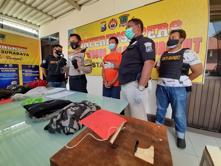 Polisi menunjukkan barang bukti dan pelaku saat rilis di Mapolsek. SP/Septyan