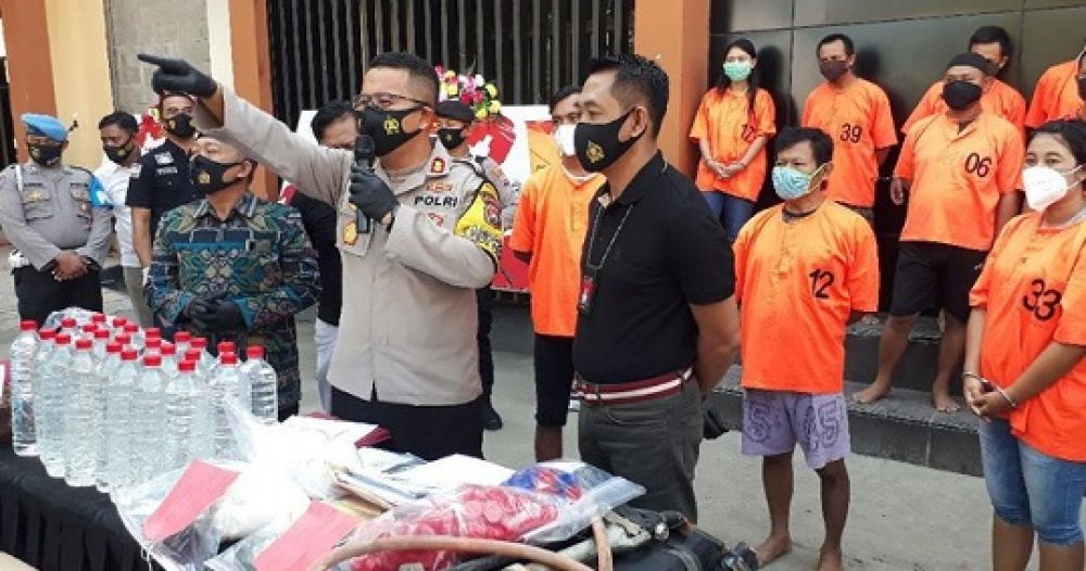 Kapolres Bojonegoro AKBP Muchamad Budi Hendrawan mengungkap penggerebekan home industry miras jenis arak. 