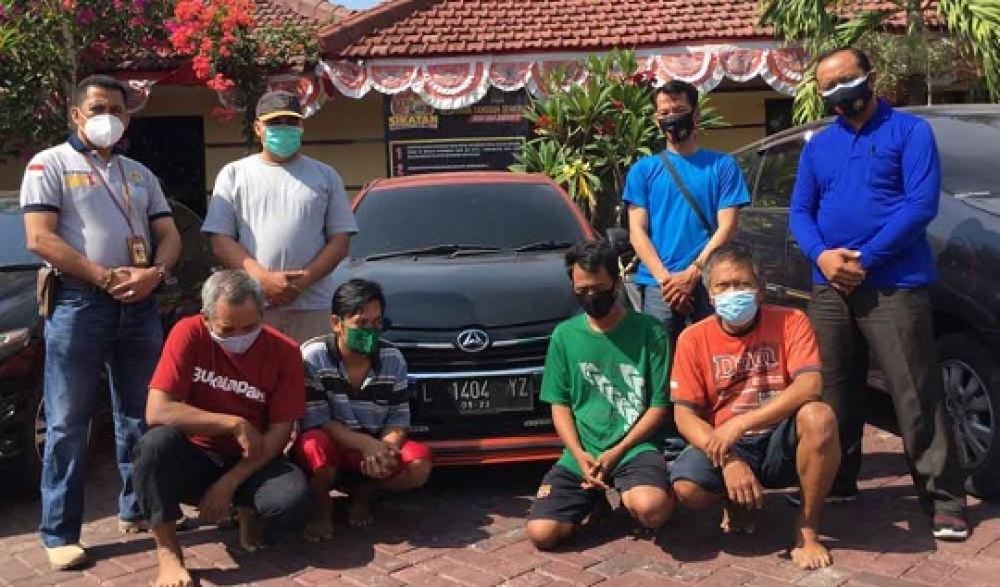 Polisi mengamankan keempat tersangka penggelapan dan penadah mobil rental di Polsek Mulyorejo. 