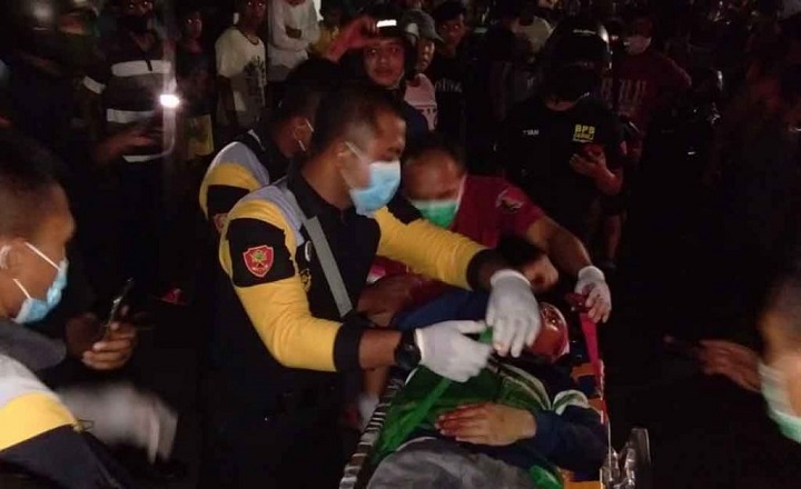 Dimas Raka, driver ojol yang menjadi korban begal penumpangnya saat mendapat perawatan.