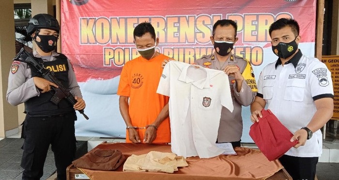 Polisi menunjukkan barang bukti dan Slamet Widodo, tersangka pemerkosaan dalam rilis di Mapolres Purworejo. 