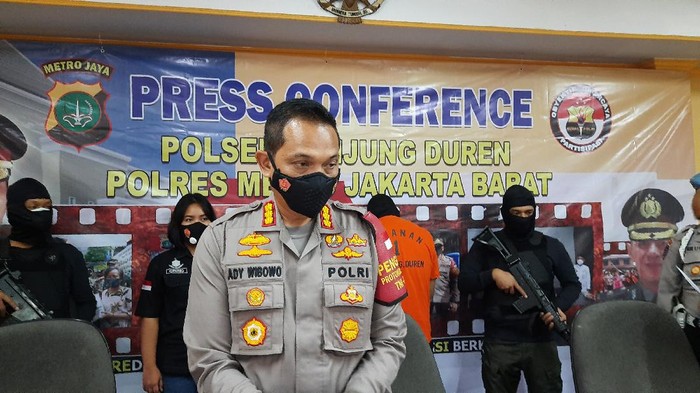 Kapolres Metro Jakarta Barat, Kombes Ady Wibowo saat rilis kasus di Polsek Tanjung Duren. 