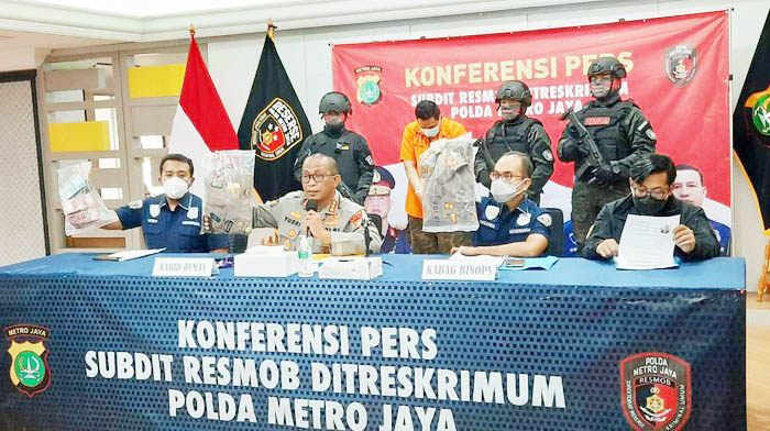 Kabid Humas Polda Metro Jaya Kombes Yusri Yunus saat rilis kasus penipuan yang dilakukan seorang pecatan polisi. 