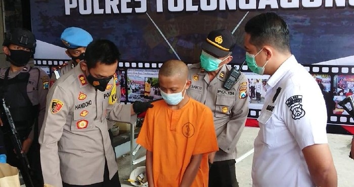 Kapolres Tulungagung AKBP Handono Subiakto saat menanyai pelaku dalam rilis kasus di Polres Tulungagung. 