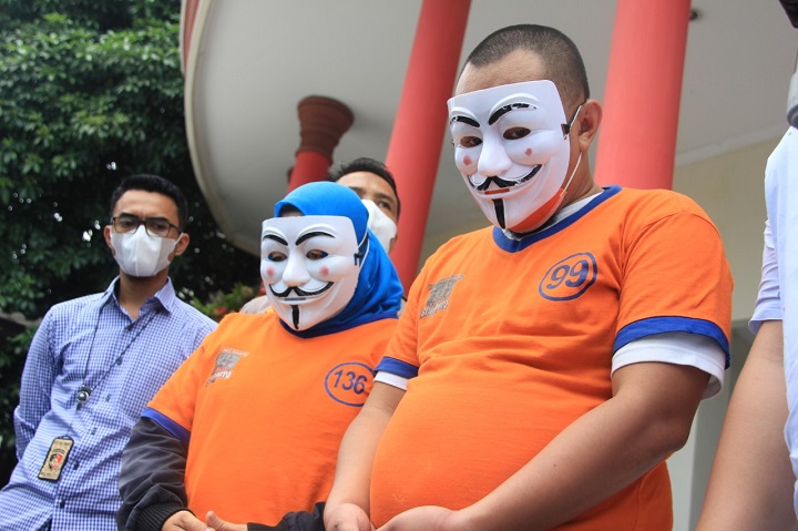 Hamidah (35) dan Oke Ary Aprilianto (34) yang membawa kabur Ara (korban) rilis di maporlestabes Surabaya. SP/Mahbub Fikri