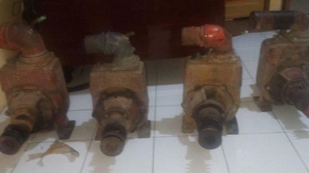 Barang bukti empat unit pompa air diesel yang disita petugas dari kediaman pelaku. 