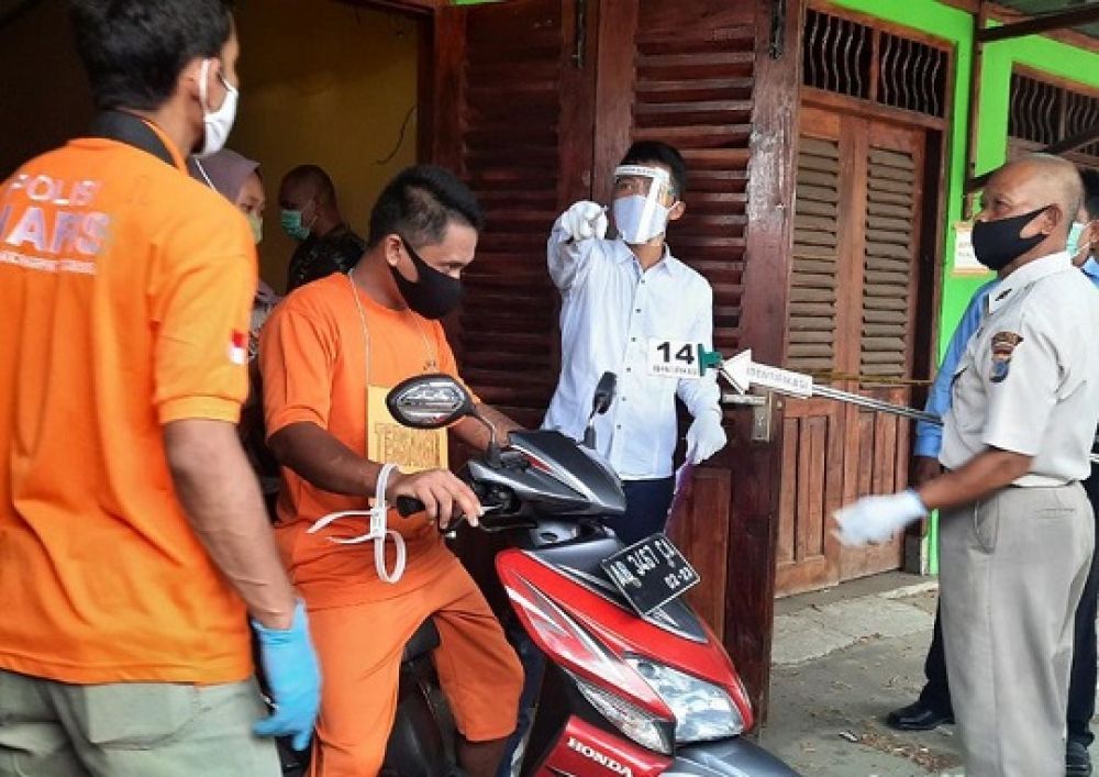 Salah satu adegan rekonstruksi penganiayaan balita hingga tewas di Sleman. 