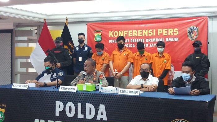 Kabid Humas Polda Metro Jaya, Kombes Yusri Yunus menunjukkan para pelaku pengeroyokan polisi saat demo Omnibus Law di Jakarta Barat. 