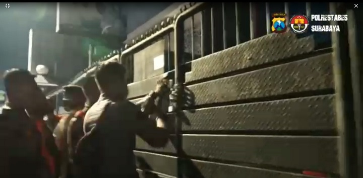 Petugas membuka paksa pintu gerbang tempat hiburan Rasa Sayang di Jalan Tegalsari, Surabaya, Sabtu (24/10/2020) malam. SP/Septyan