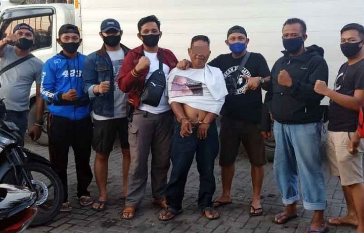 Nasir (47), pelaku penusukan saat diamankan Satreskrim Polsek Pakuniran dan Polres Probolinggo. 