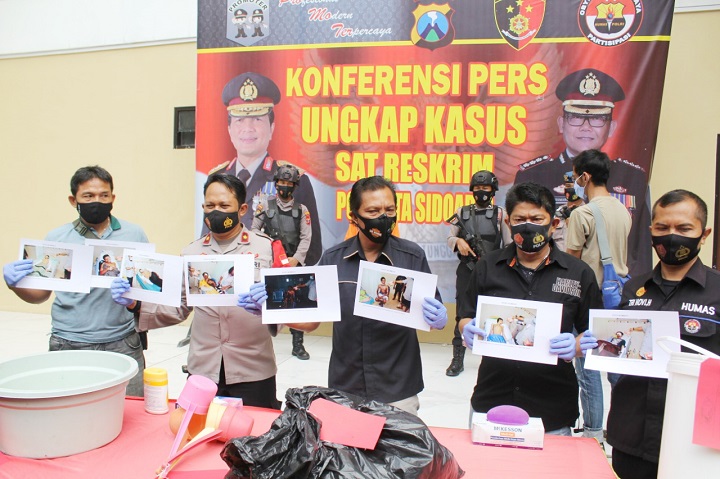 Polisi menunjukkan foto para remaja yang menjadi korban penyiraman air keras oleh pelaku saat rilis kasus di mapolresta Sidoarjo. SP/Sugeng