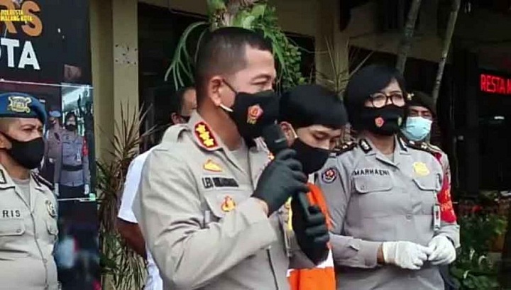 Kapolresta Malang Kota, Kombes Pol Leonardus Simarmata saat menjelaskan kasus penangkapan kurir Pil double L.
