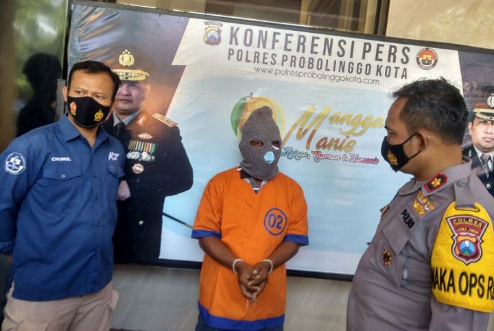 Wakapolres Probolinggo Kota, Kompol Teguh Santoso saat menanyai pelaku pencabulan.