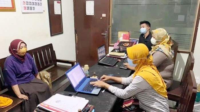 S, penjual kopi yang sekaligus mucikari saat menajlani pemeriksaan.