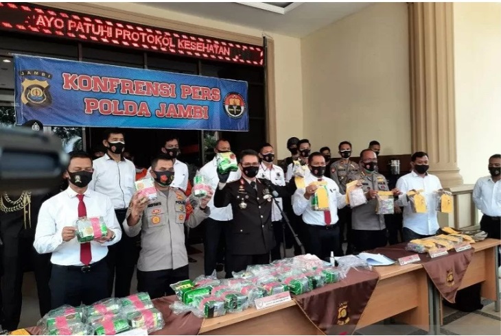 Polisi menunjukkan barang bukti sabu dengan total berat 41 Kg yang dikemas dalam kemasan teh China saat rilis.